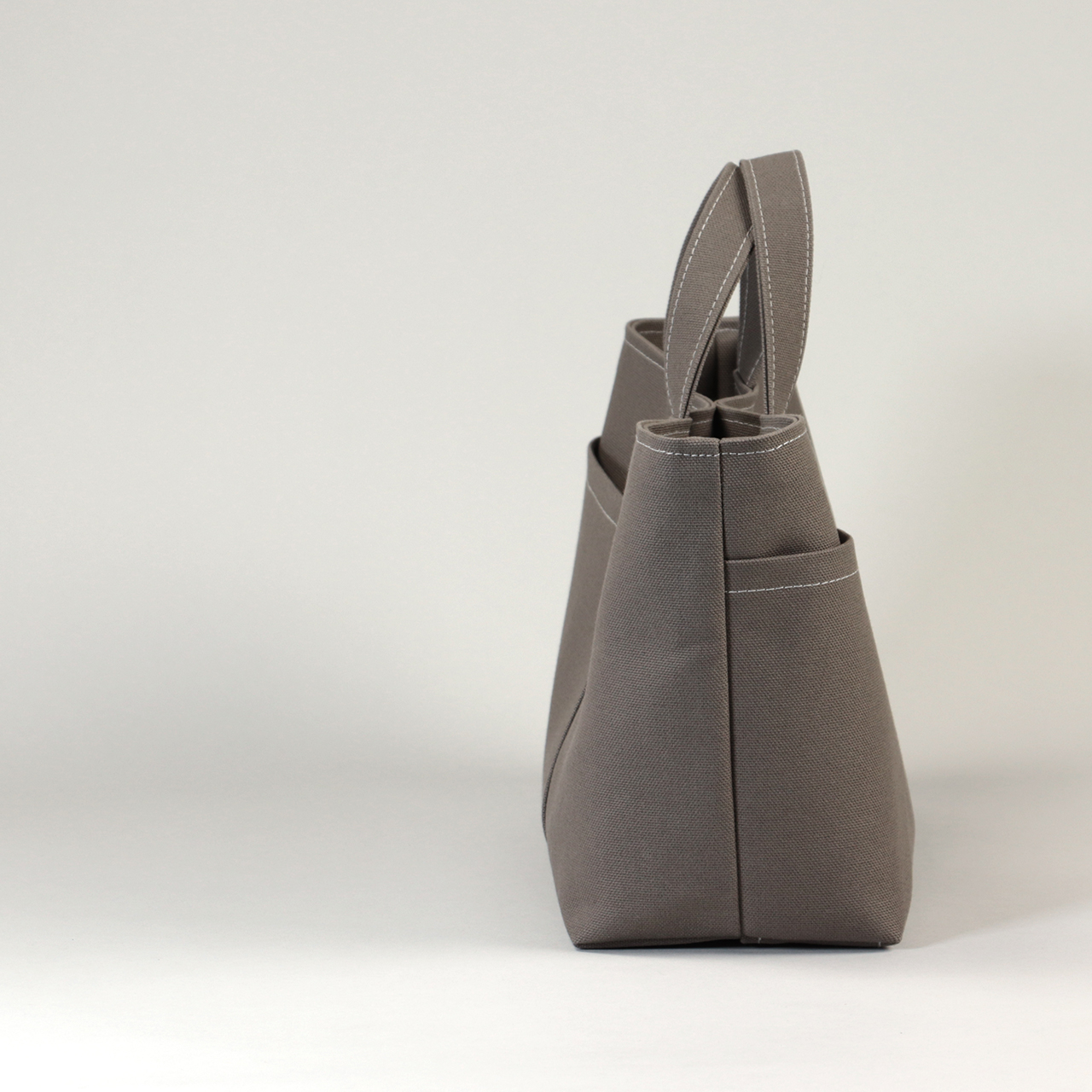 横から見たシップトート。マチ14cmでお弁当や長財布が入りやすいチャコールグレー帆布バッグ　ハネアント神戸の帆布トートバッグ