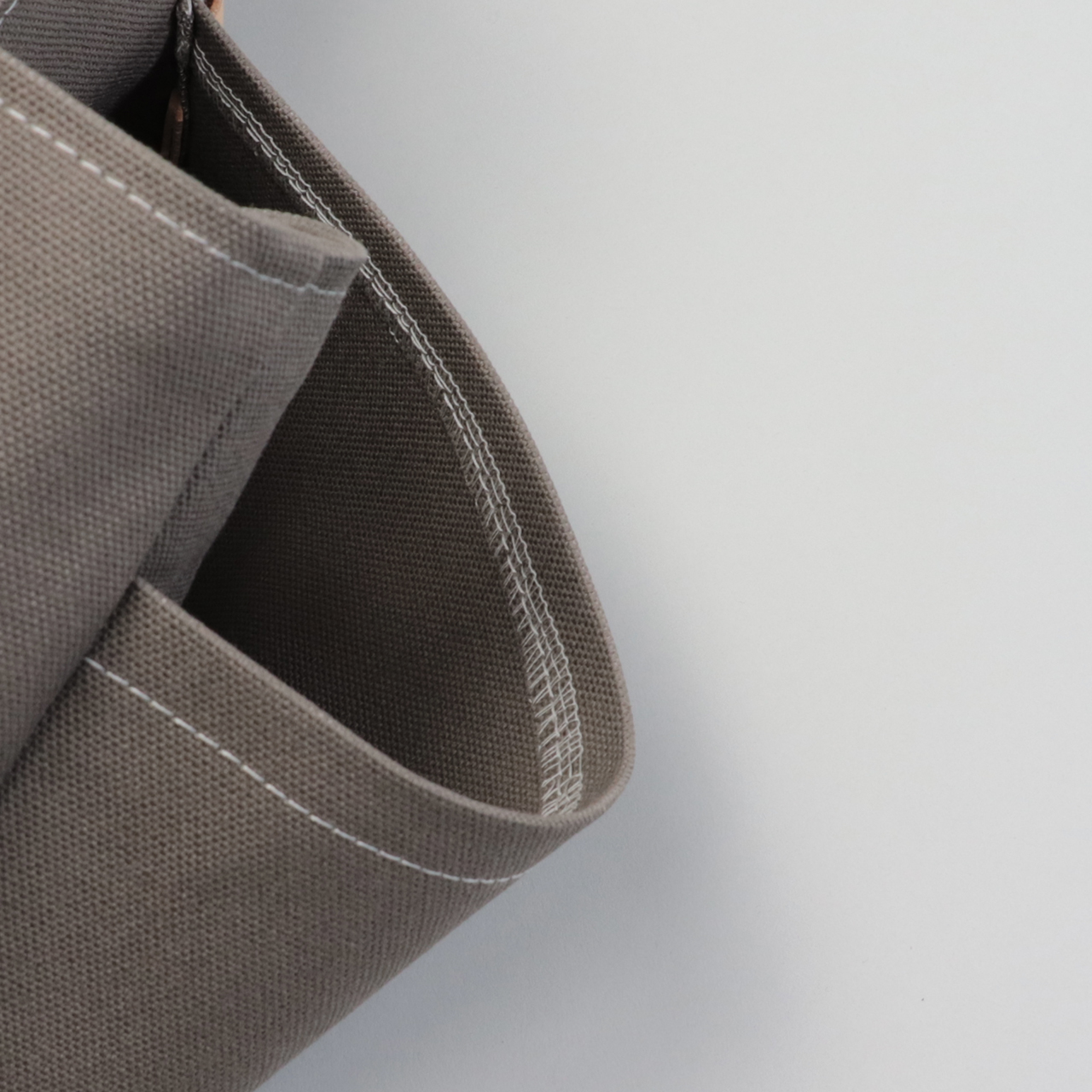 弱撥水加工の富士金梅8号帆布の質感アップ。雨の日も使いやすいチャコールグレー帆布生地　ハネアント神戸の帆布トートバッグ