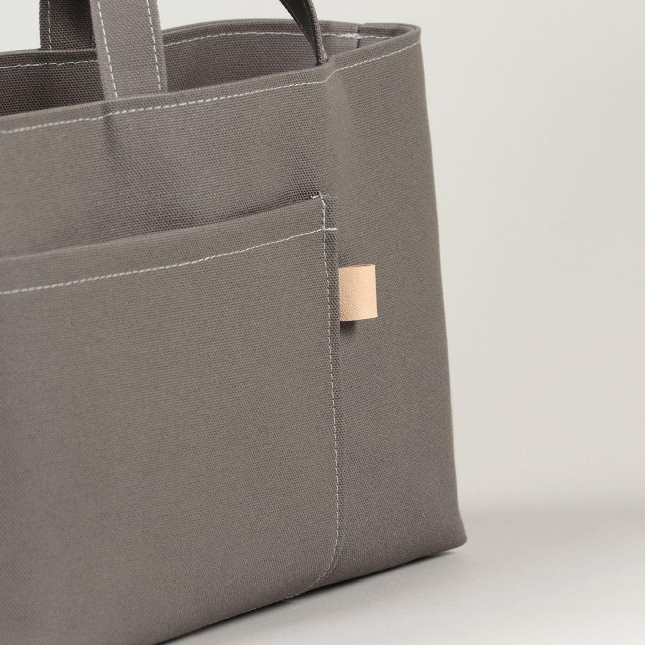 前面に2つの外ポケットを備えたシップトート。荷物を整理しやすい実用的なポケットディテール　ハネアント神戸の帆布トートバッグ