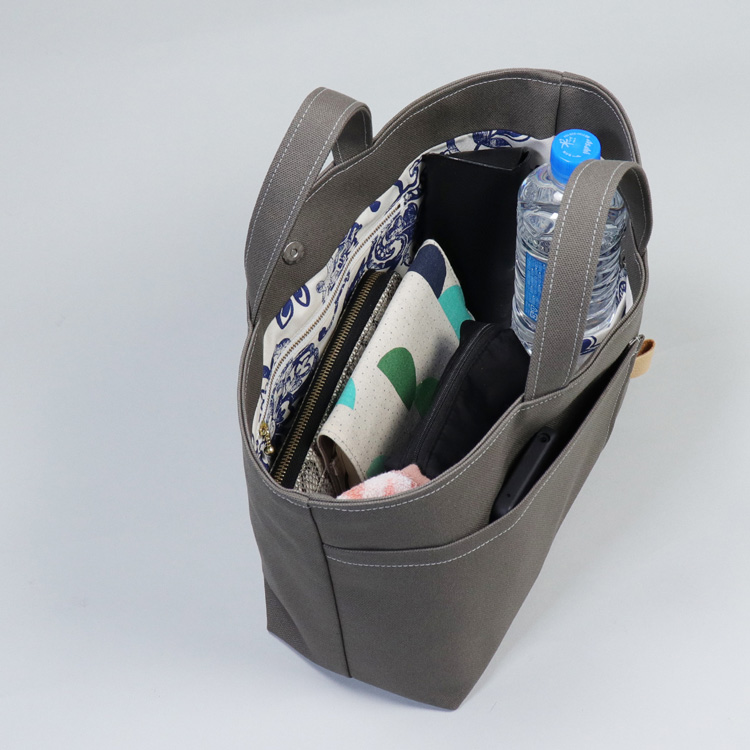 長財布・ポーチ・500mlボトルがすっきり入る収納イメージ。毎日の荷物にちょうど良い容量のシップトート　ハネアント神戸の帆布トートバッグ