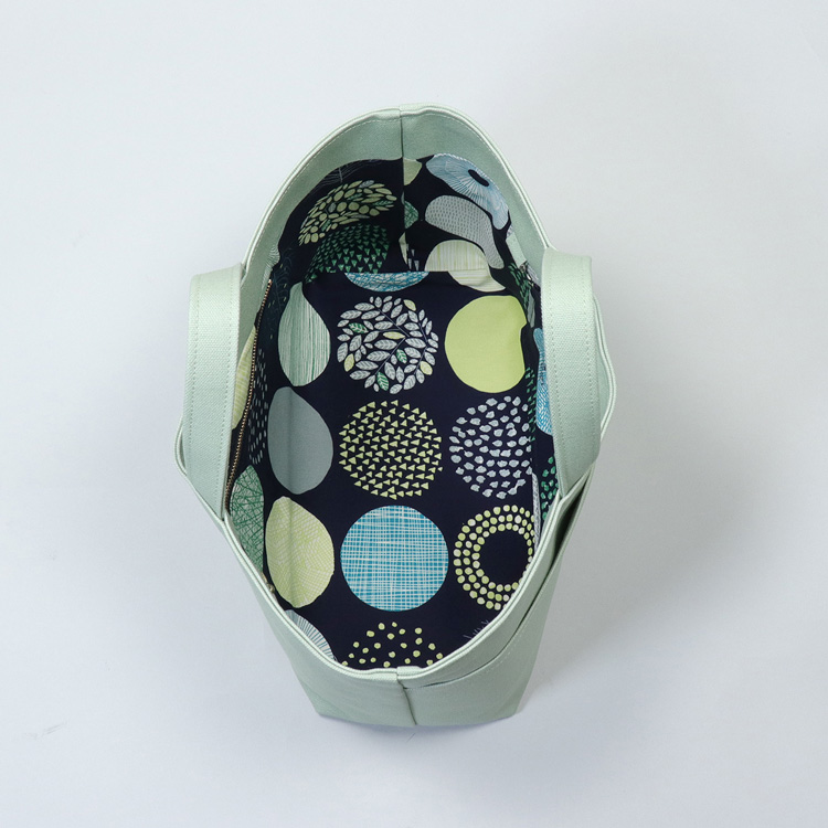 北欧柄コットン生地の内ポケット拡大。長財布やスマホが収納しやすいシップトートの内装　ハネアント神戸の帆布トートバッグ