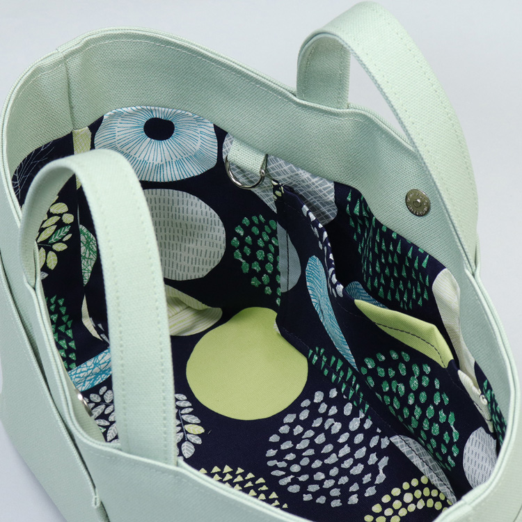 北欧柄コットン生地の内ポケット拡大。長財布やスマホが収納しやすいシップトートの内装　ハネアント神戸の帆布トートバッグ