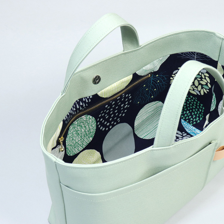 前面に2つの外ポケットを備えたシップトート。荷物を整理しやすい実用的なポケットディテール　ハネアント神戸の帆布トートバッグ