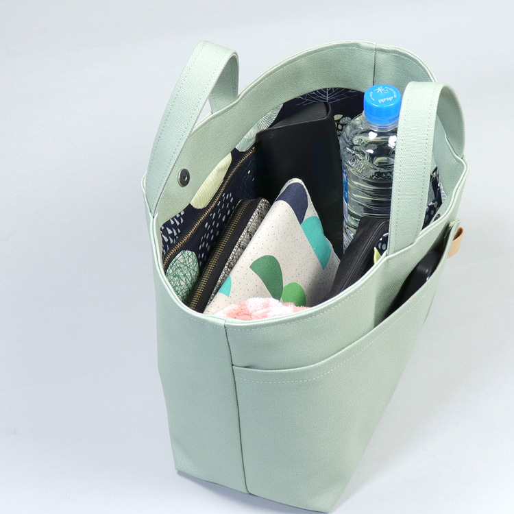 長財布・ポーチ・500mlボトルがすっきり入る収納イメージ。毎日の荷物にちょうど良い容量のシップトート　ハネアント神戸の帆布トートバッグ