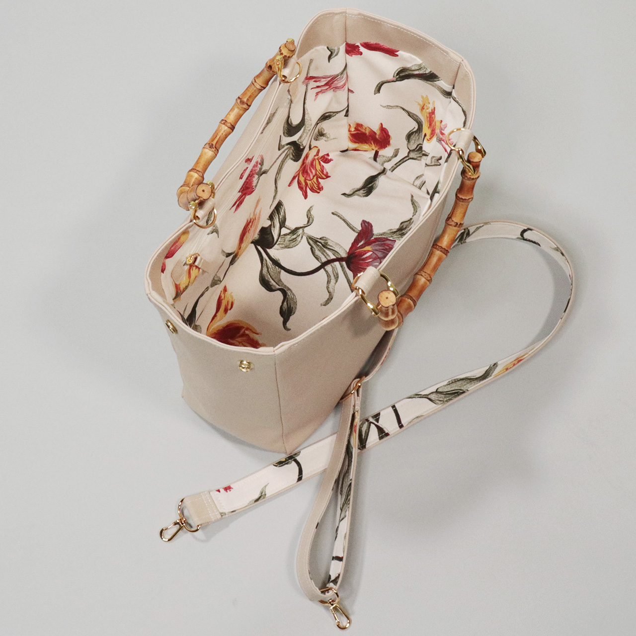 すっきりスマートなバンブーハンドル 2wayショルダー 北欧生地×富士金梅×ベージュ 帆布バッグ【スクエアトート】