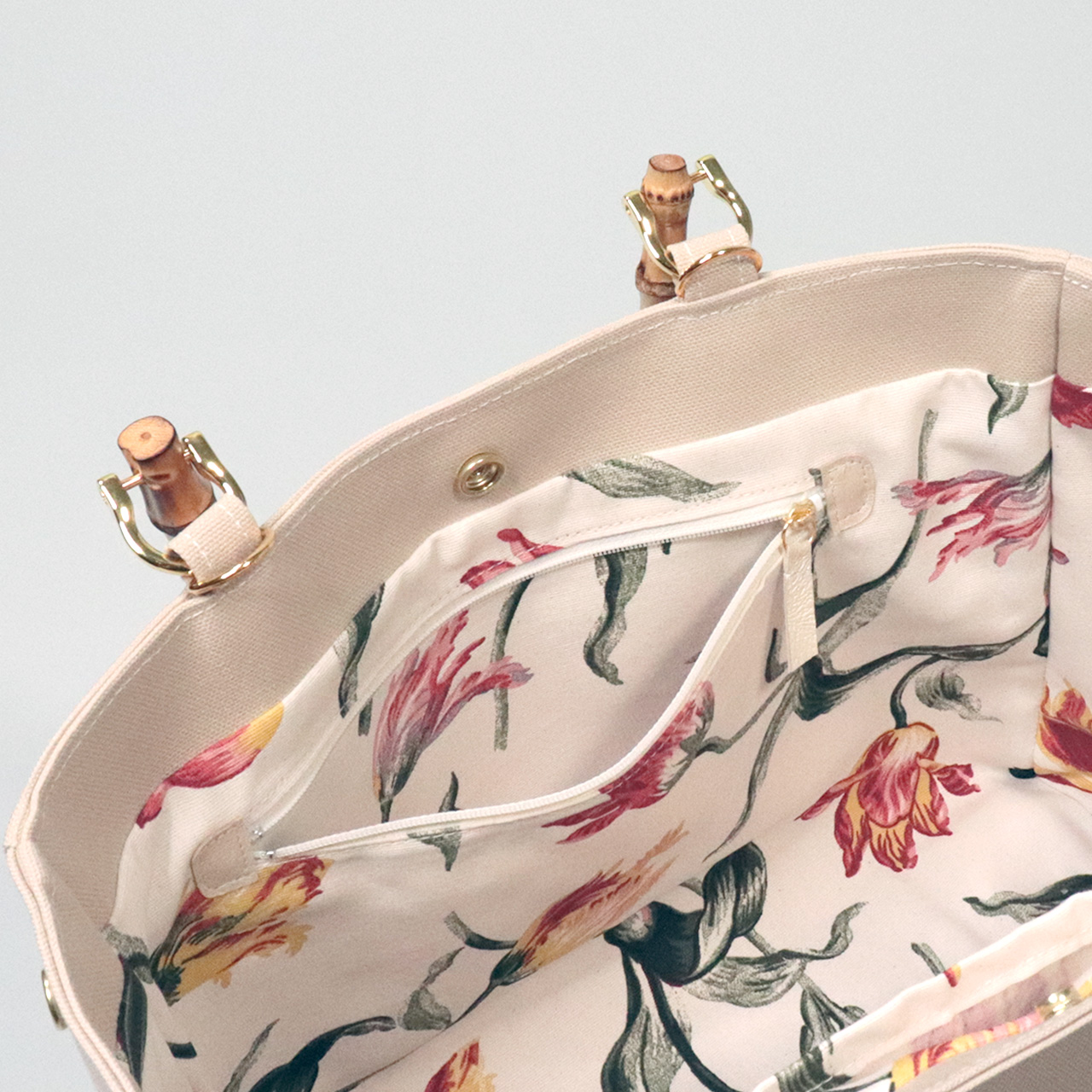 すっきりスマートなバンブーハンドル 2wayショルダー 北欧生地×富士金梅×ベージュ 帆布バッグ【スクエアトート】