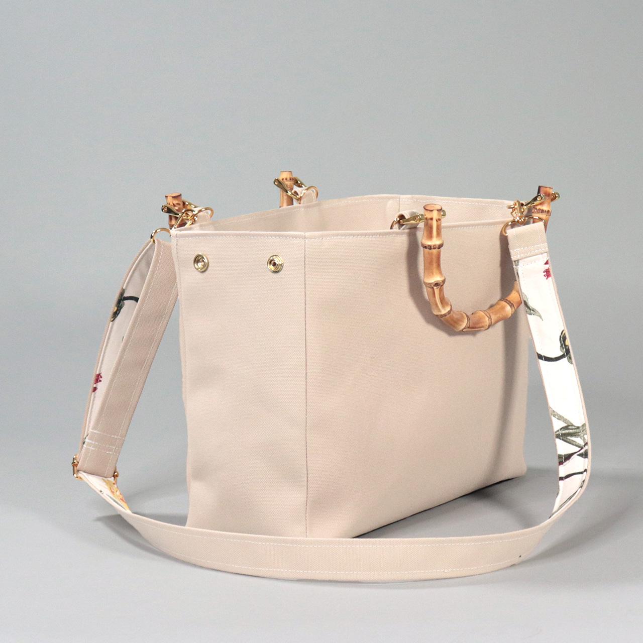 すっきりスマートなバンブーハンドル 2wayショルダー 北欧生地×富士金梅×ベージュ 帆布バッグ【スクエアトート】