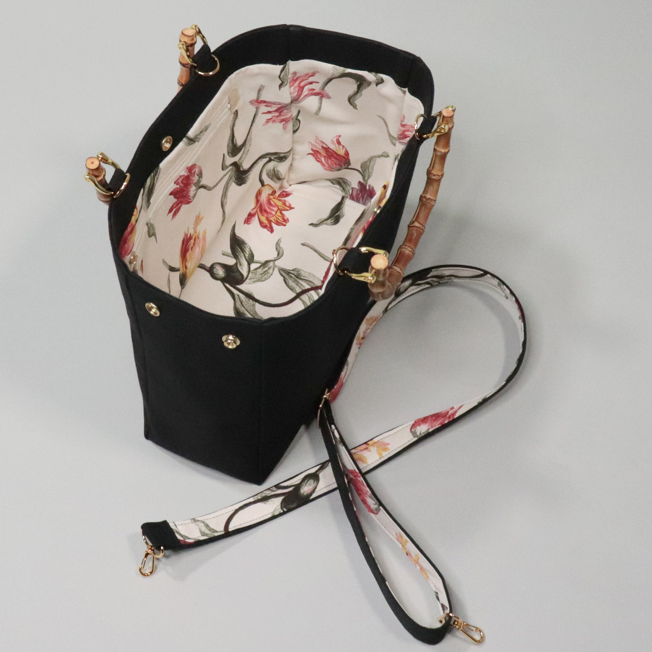 すっきりスマートなバンブーハンドル 2wayショルダー 北欧生地×富士金梅×ブラック 帆布バッグ【スクエアトート】