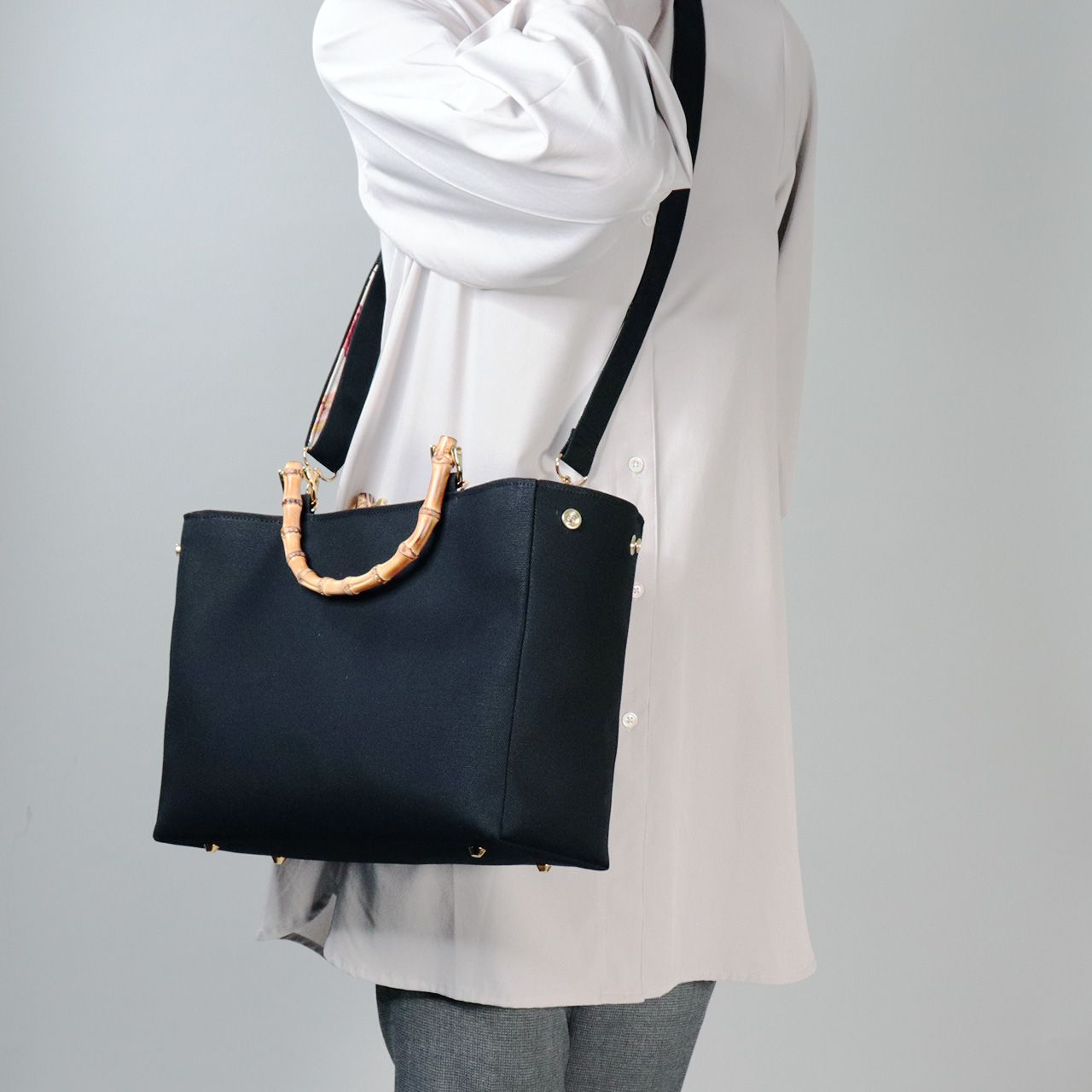 すっきりスマートなバンブーハンドル 2wayショルダー 北欧生地×富士金梅×ブラック 帆布バッグ【スクエアトート】