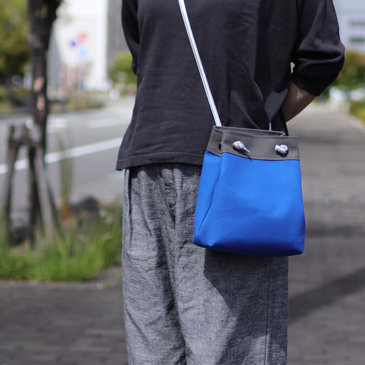 ピクニックショルダー 北欧生地×富士金梅のポシェット ブルー×チャコール 帆布ショルダーミニバッグ