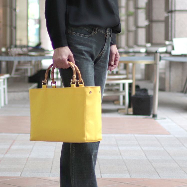 すっきりスマートなバンブーハンドル 2wayショルダー 北欧生地×富士金梅×イエロー 帆布バッグ【スクエアトート】