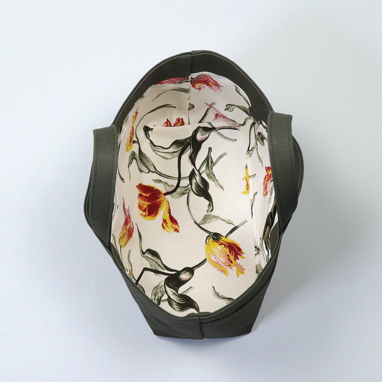 北欧柄の内布を使ったシップトートの内側デザイン。ポケット付きで小物を整えやすい内装　ハネアント神戸の帆布トートバッグ