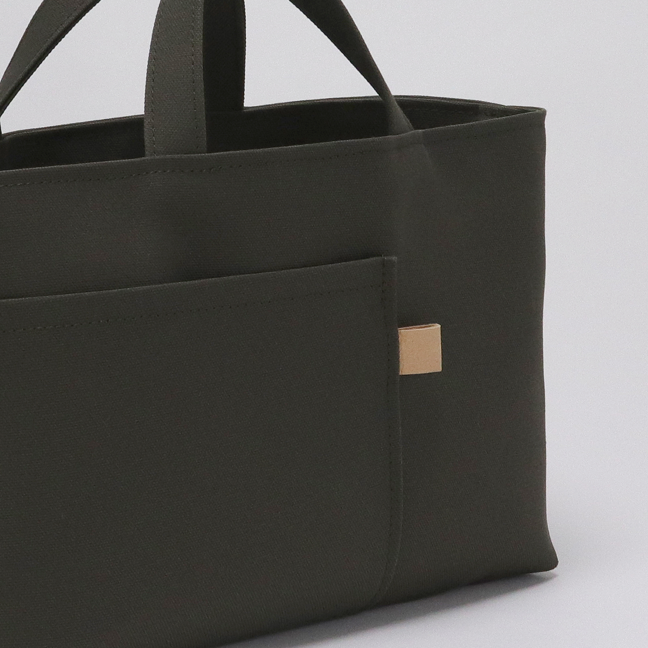 しっかり縫製された持ち手とステッチ。耐久性の高い帆布トートのディテール　ハネアント神戸の帆布トートバッグ