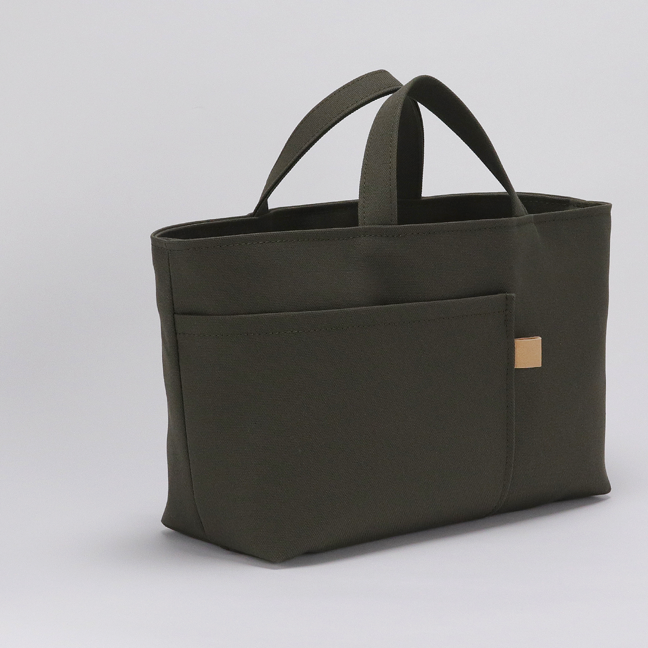 前面に2つの外ポケットを備えたシップトート。荷物を整理しやすい実用的なポケットディテール　ハネアント神戸の帆布トートバッグ