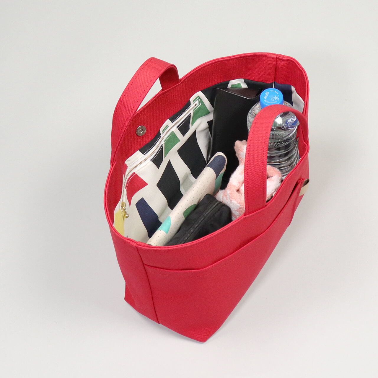 長財布・ポーチ・500mlボトルがすっきり入る収納イメージ。毎日の荷物にちょうど良い容量のシップトート　ハネアント神戸の帆布トートバッグ