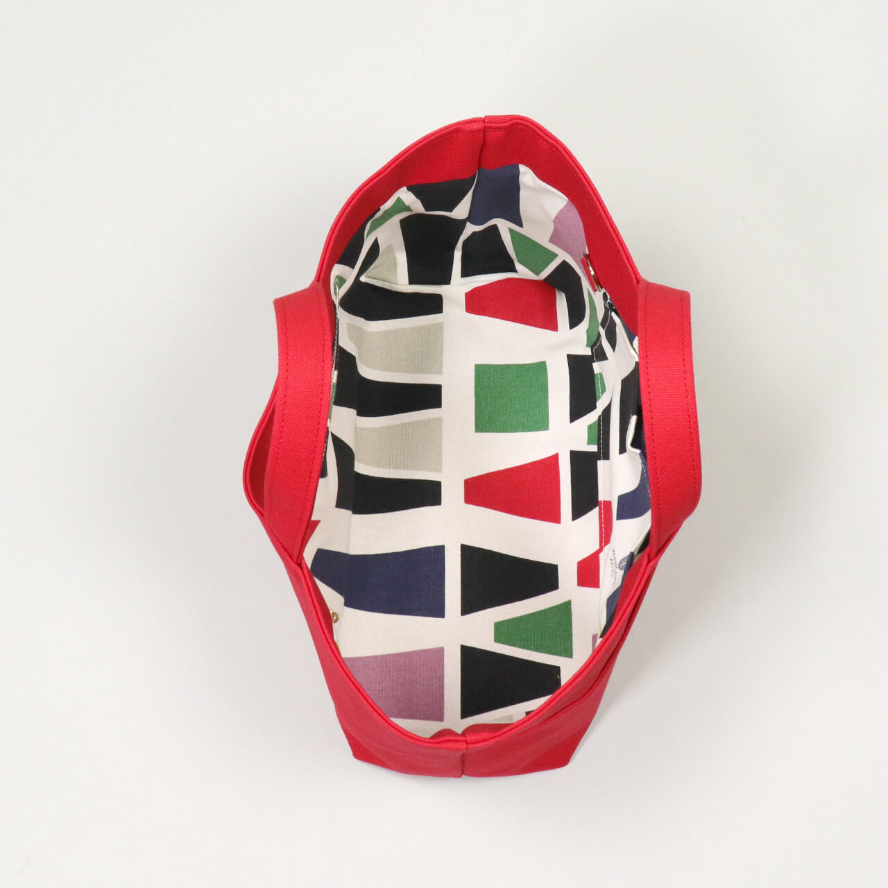 北欧柄の内布を使ったシップトートの内側デザイン。ポケット付きで小物を整えやすい内装　ハネアント神戸の帆布トートバッグ