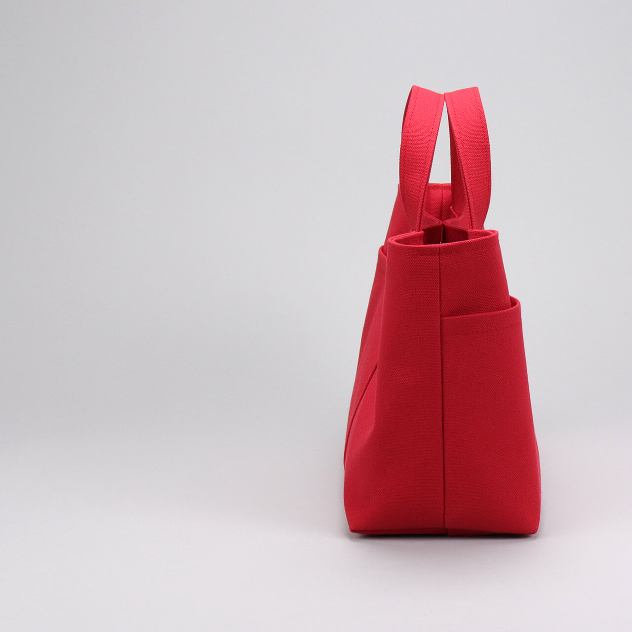 横から見たシップトート。マチ14cmでお弁当や長財布が入りやすいストロベリーレッド帆布バッグ　ハネアント神戸の帆布トートバッグ