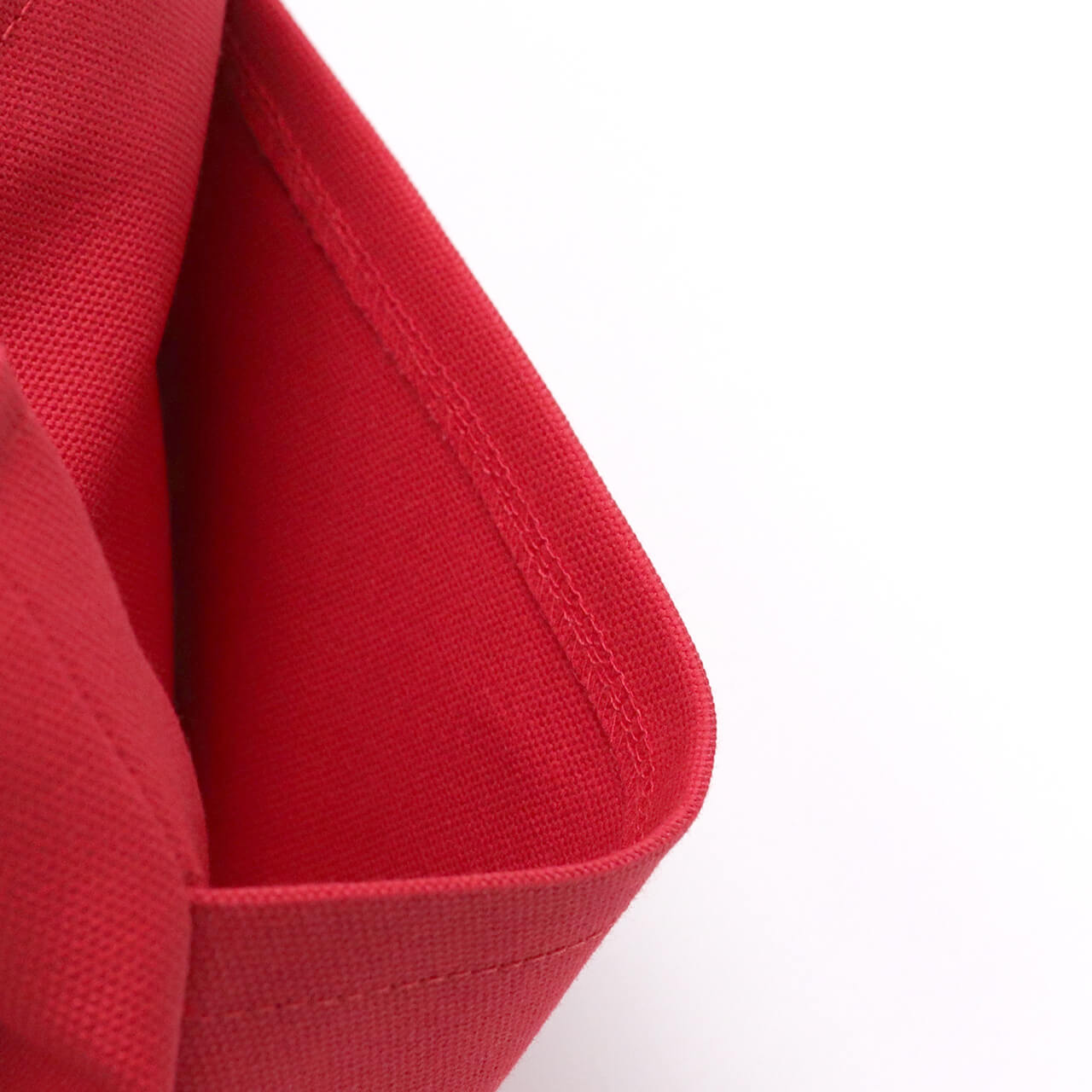 弱撥水加工の富士金梅8号帆布の質感アップ。雨の日も使いやすいストロベリーレッド帆布生地　ハネアント神戸の帆布トートバッグ