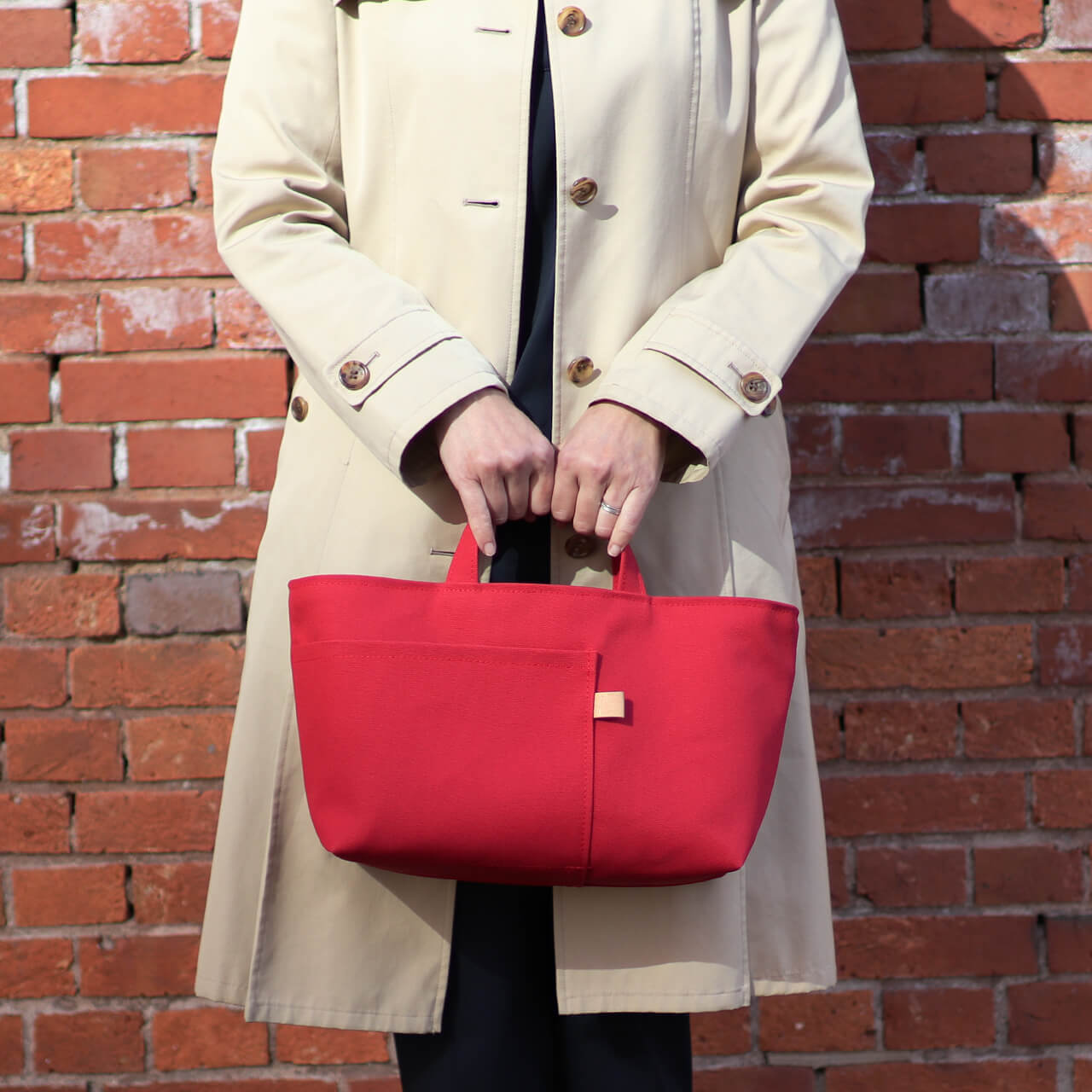 HANEANT KOBE のシップトート。自立するストロベリーレッド帆布で大人カジュアルに使えるトートバッグ　ハネアント神戸の帆布トートバッグ