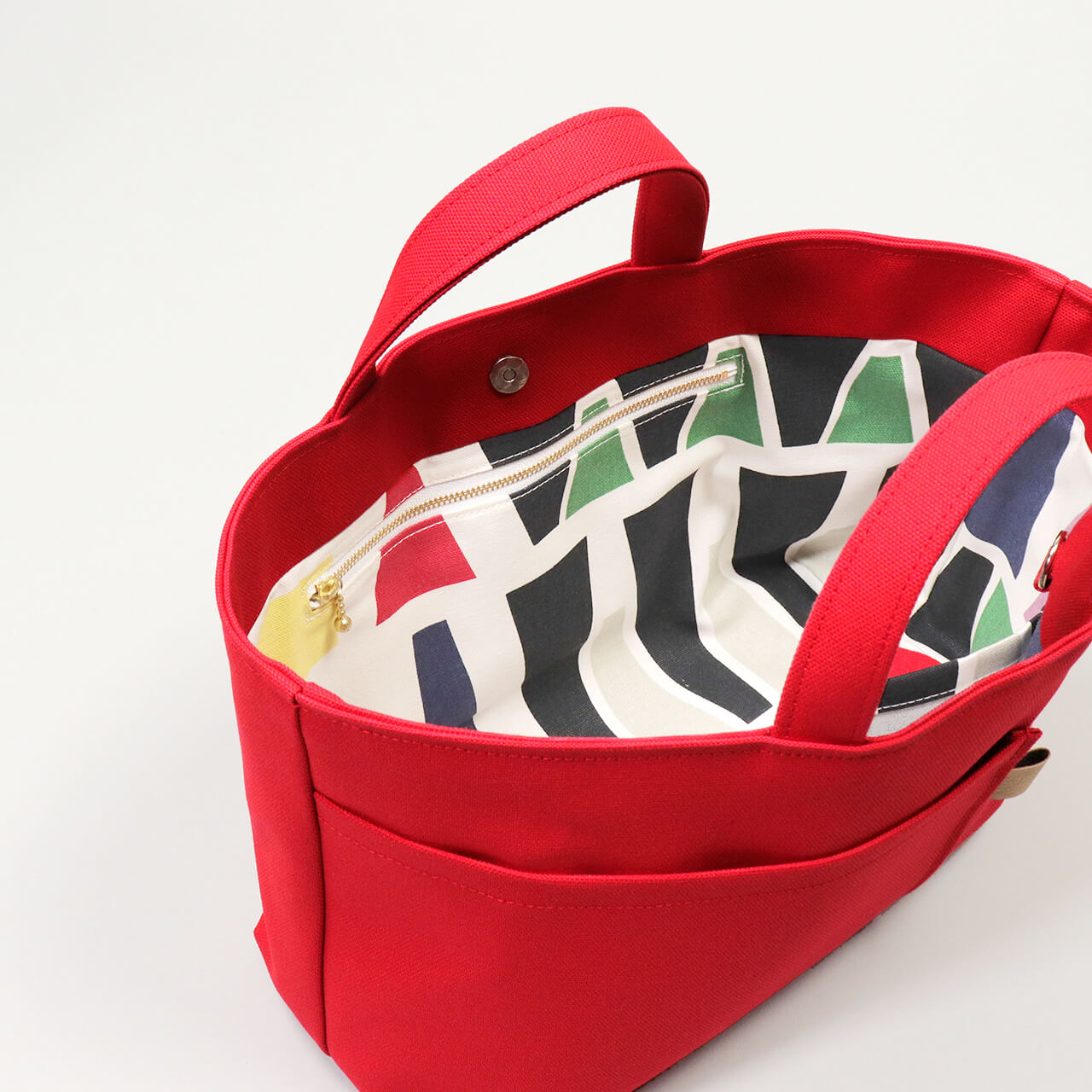 北欧柄コットン生地の内ポケット拡大。長財布やスマホが収納しやすいシップトートの内装　ハネアント神戸の帆布トートバッグ