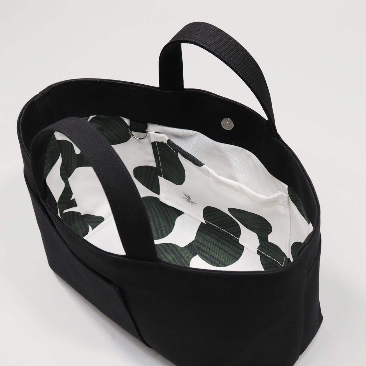 北欧柄コットン生地の内ポケット拡大。長財布やスマホが収納しやすいシップトートの内装　ハネアント神戸の帆布トートバッグ