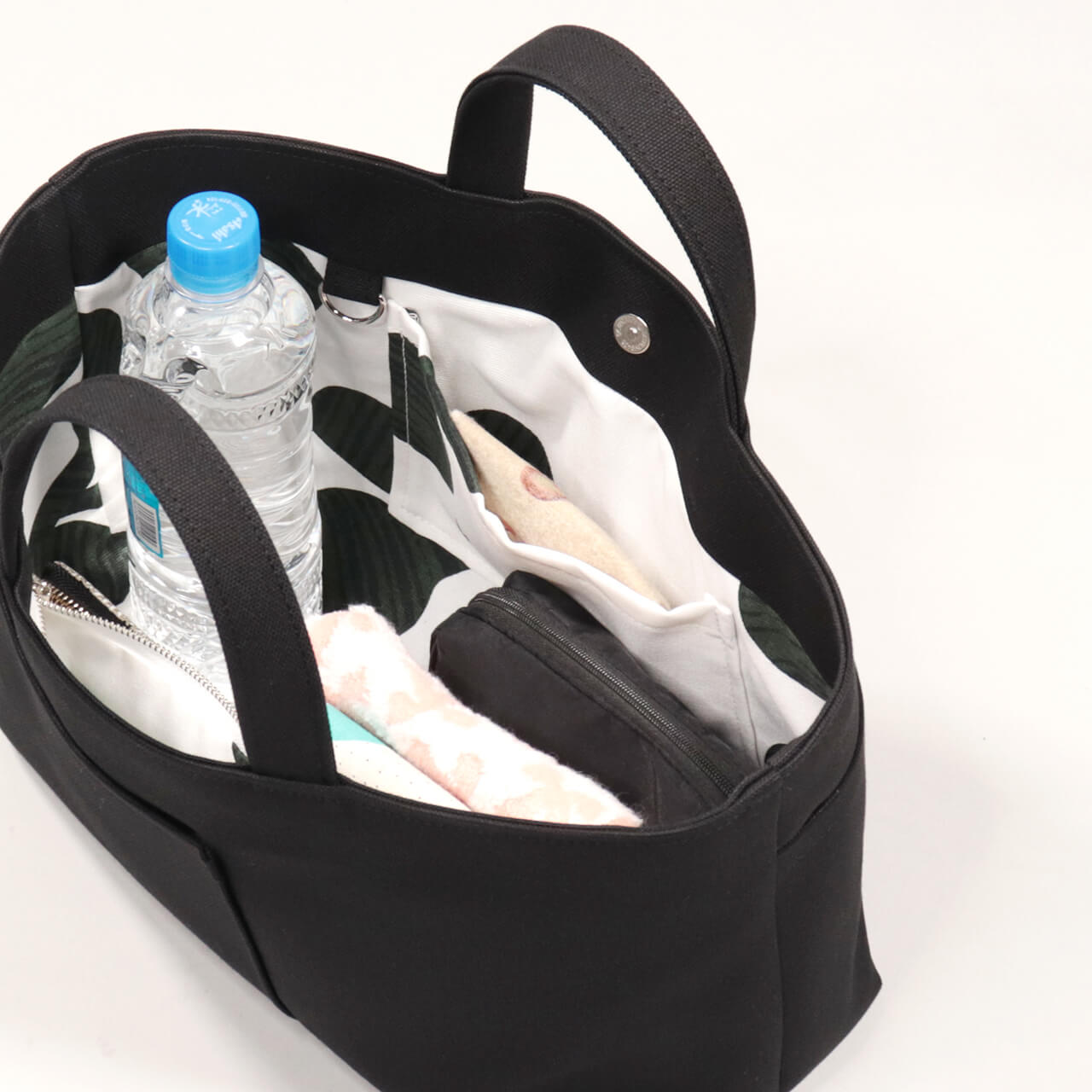 長財布・ポーチ・500mlボトルがすっきり入る収納イメージ。毎日の荷物にちょうど良い容量のシップトート　ハネアント神戸の帆布トートバッグ