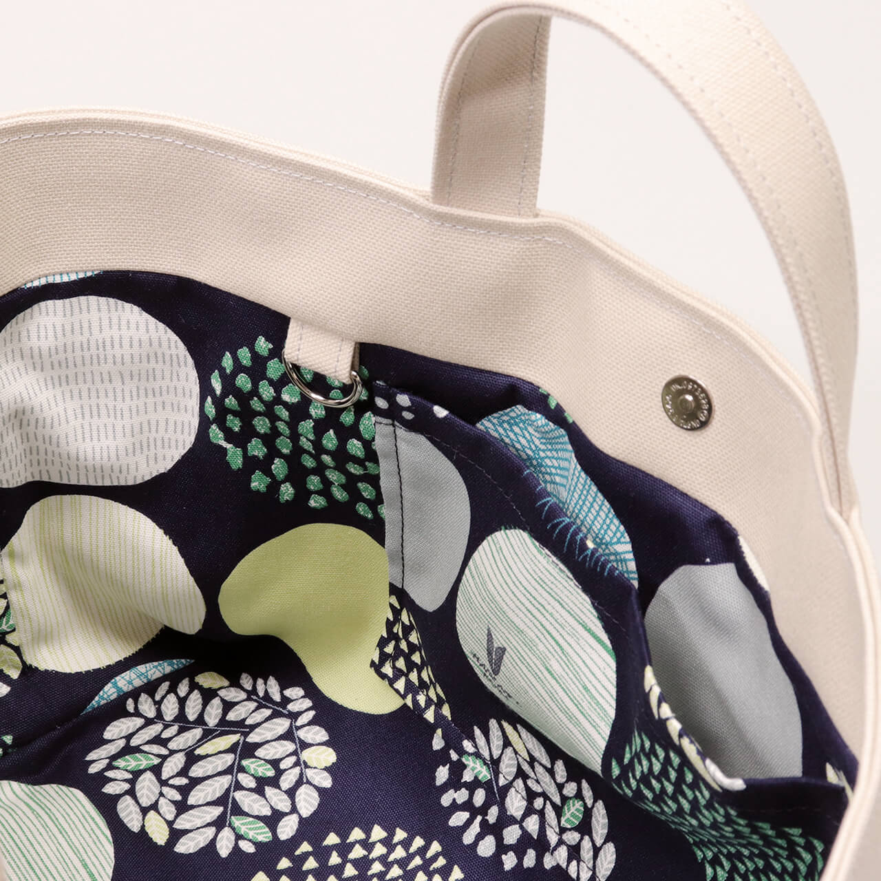 北欧柄コットン生地の内ポケット拡大。長財布やスマホが収納しやすいシップトートの内装　ハネアント神戸の帆布トートバッグ