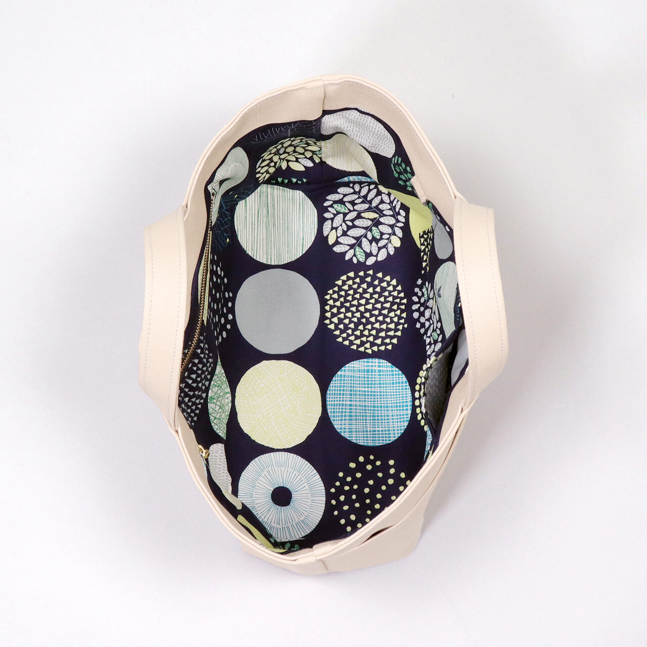 北欧柄の内布を使ったシップトートの内側デザイン。ポケット付きで小物を整えやすい内装　ハネアント神戸の帆布トートバッグ