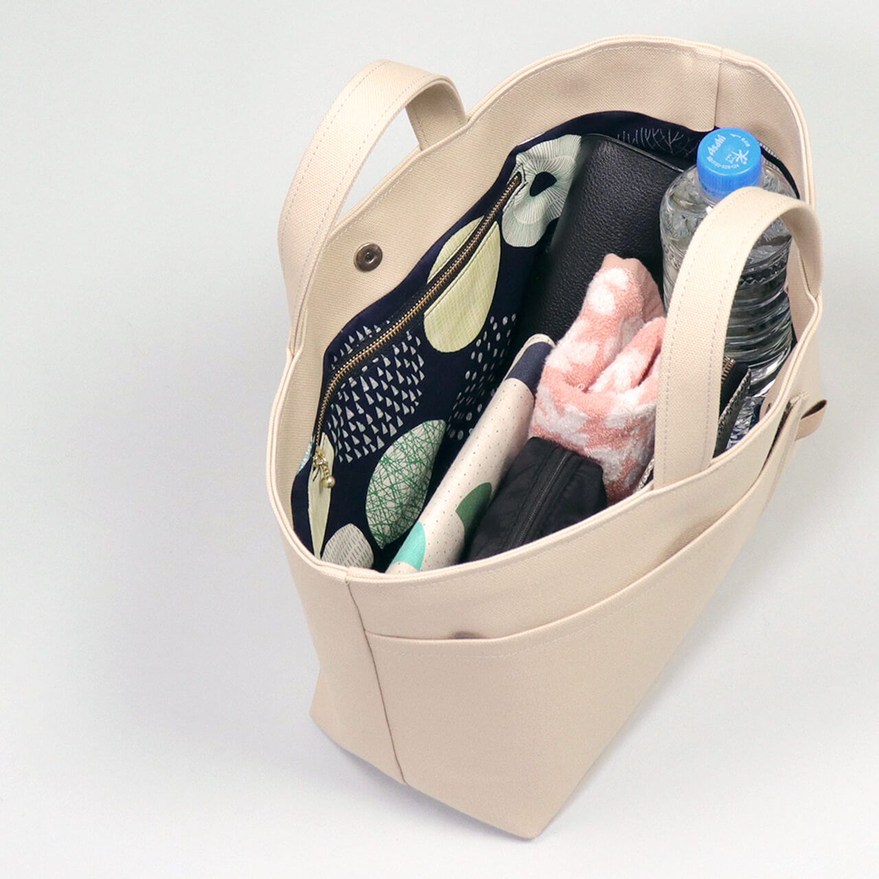 長財布・ポーチ・500mlボトルがすっきり入る収納イメージ。毎日の荷物にちょうど良い容量のシップトート　ハネアント神戸の帆布トートバッグ