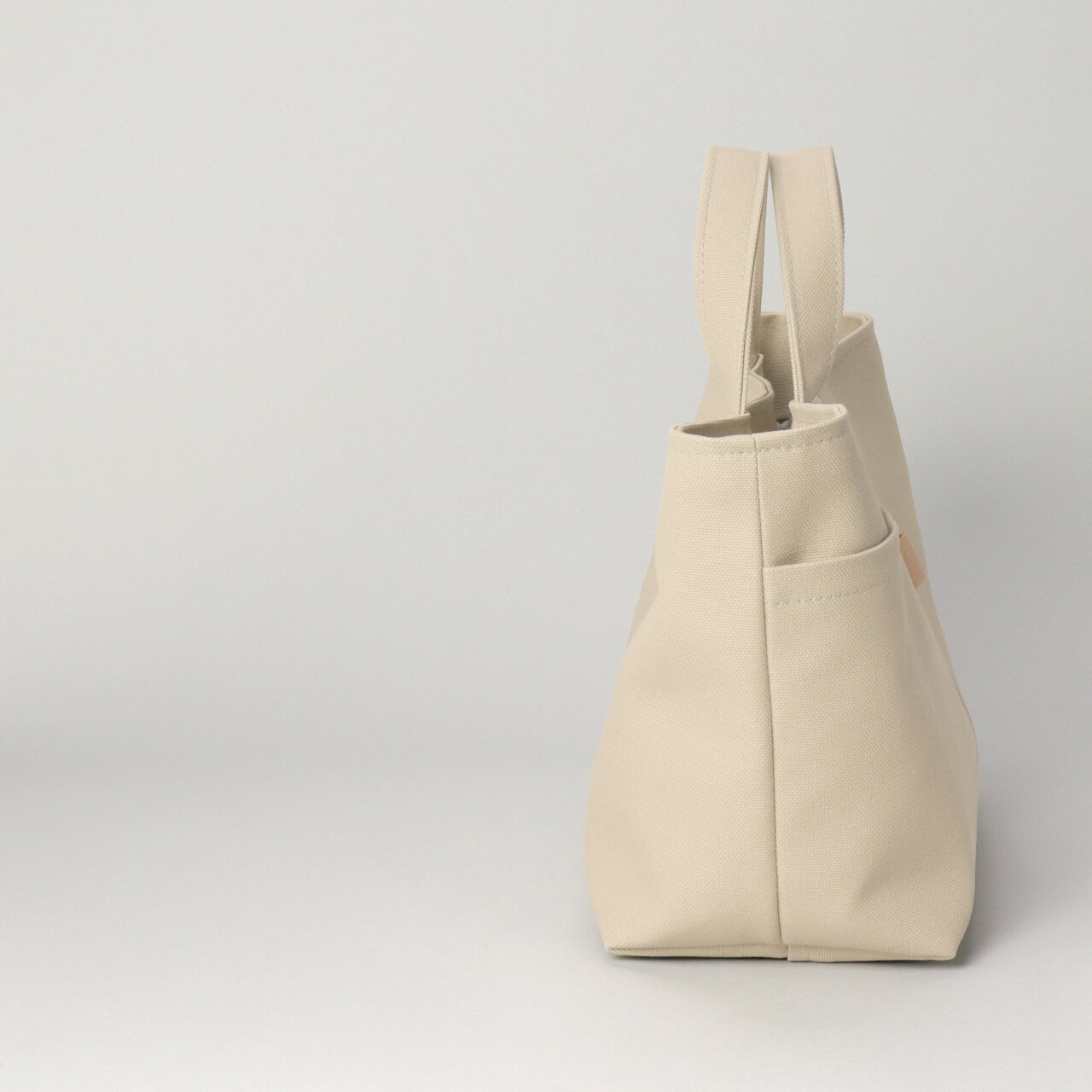 横から見たシップトート。マチ14cmでお弁当や長財布が入りやすいベージュ帆布バッグ　ハネアント神戸の帆布トートバッグ