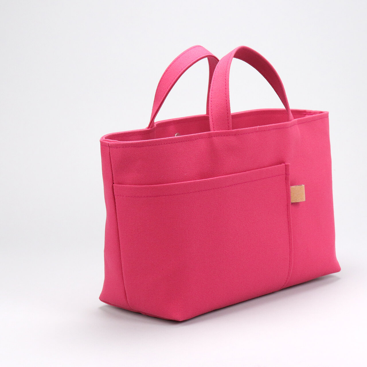 前面に2つの外ポケットを備えたシップトート。荷物を整理しやすい実用的なポケットディテール　ハネアント神戸の帆布トートバッグ