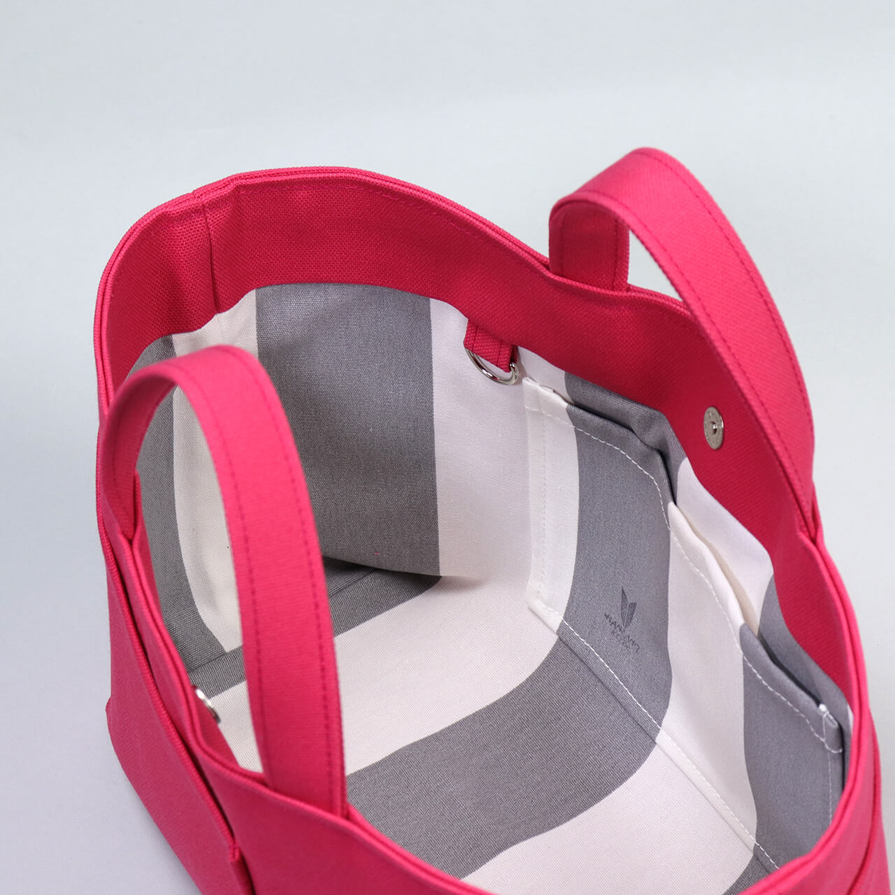 北欧柄コットン生地の内ポケット拡大。長財布やスマホが収納しやすいシップトートの内装　ハネアント神戸の帆布トートバッグ