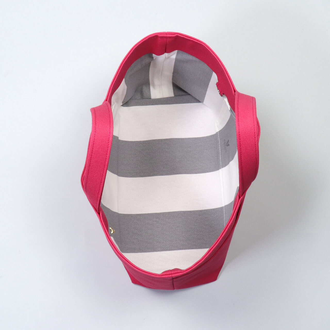 北欧柄の内布を使ったシップトートの内側デザイン。ポケット付きで小物を整えやすい内装　ハネアント神戸の帆布トートバッグ