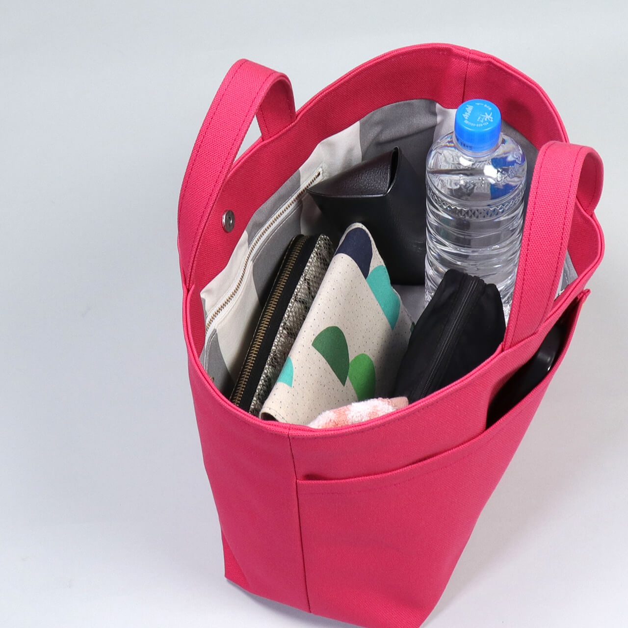 長財布・ポーチ・500mlボトルがすっきり入る収納イメージ。毎日の荷物にちょうど良い容量のシップトート　ハネアント神戸の帆布トートバッグ