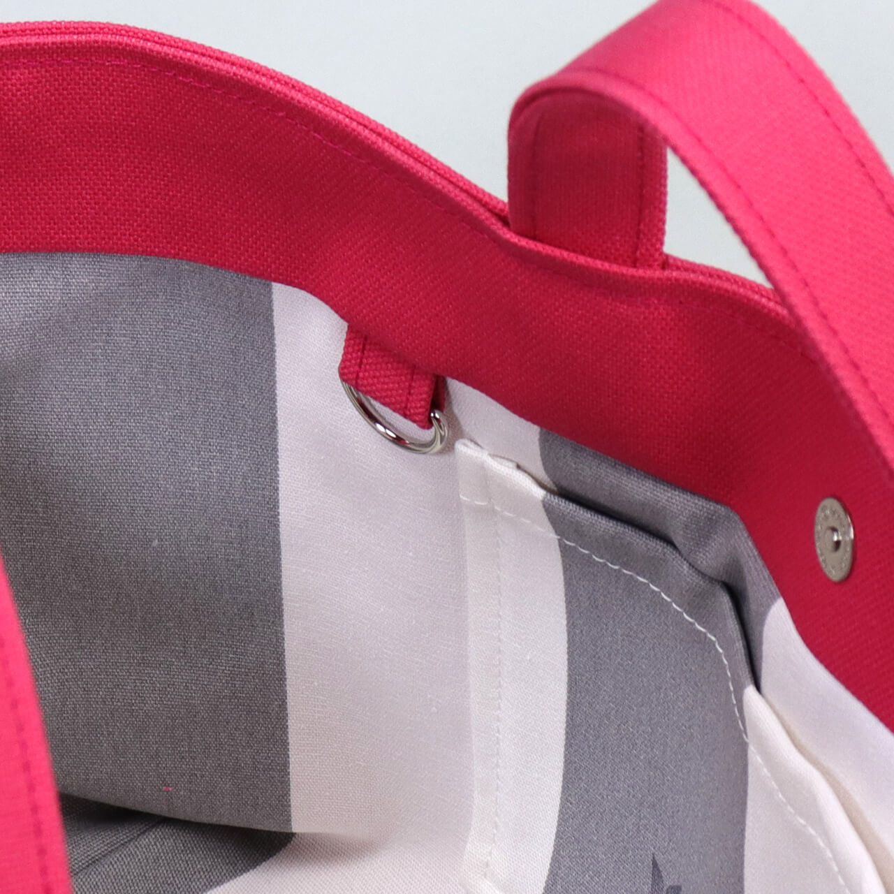 北欧柄コットン生地の内ポケット拡大。長財布やスマホが収納しやすいシップトートの内装　ハネアント神戸の帆布トートバッグ