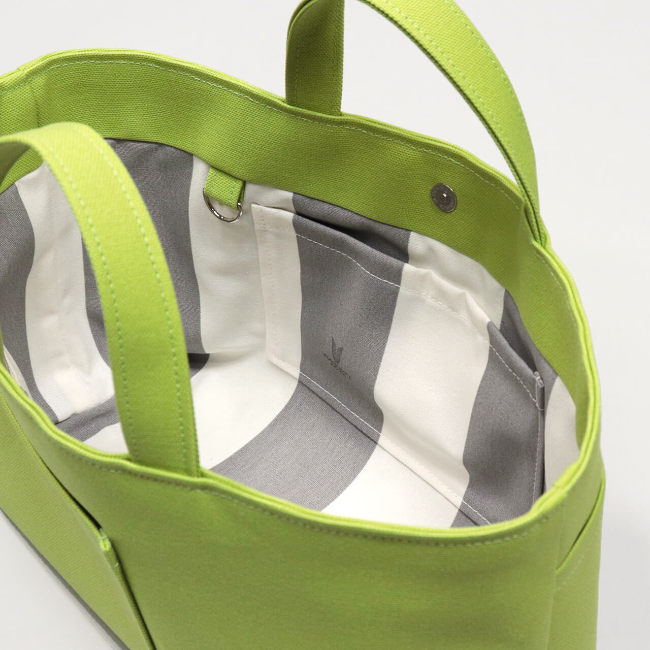 北欧柄コットン生地の内ポケット拡大。長財布やスマホが収納しやすいシップトートの内装　ハネアント神戸の帆布トートバッグ