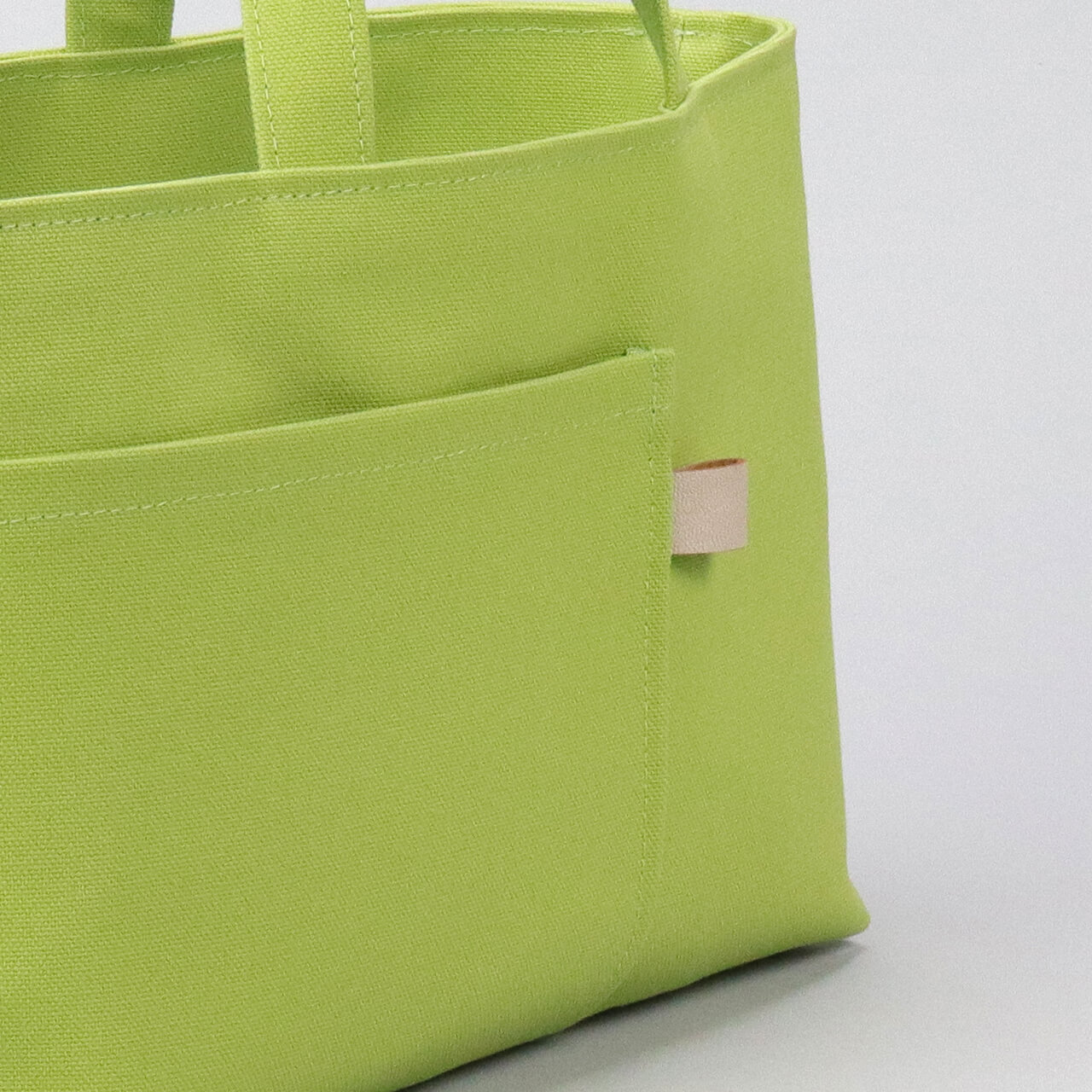 弱撥水加工の富士金梅8号帆布の質感アップ。雨の日も使いやすいマスカットグリーン帆布生地　ハネアント神戸の帆布トートバッグ