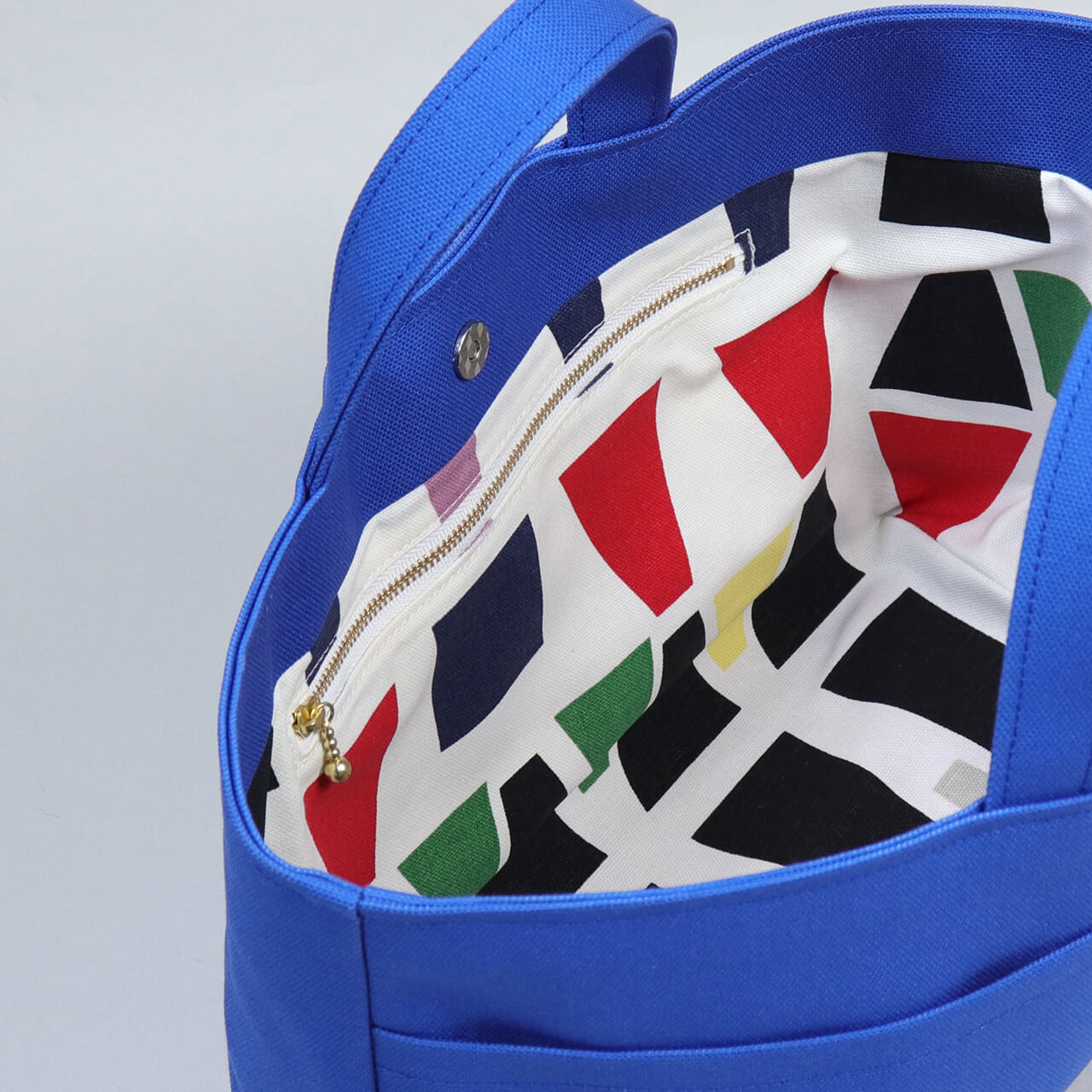 北欧柄コットン生地の内ポケット拡大。長財布やスマホが収納しやすいシップトートの内装　ハネアント神戸の帆布トートバッグ