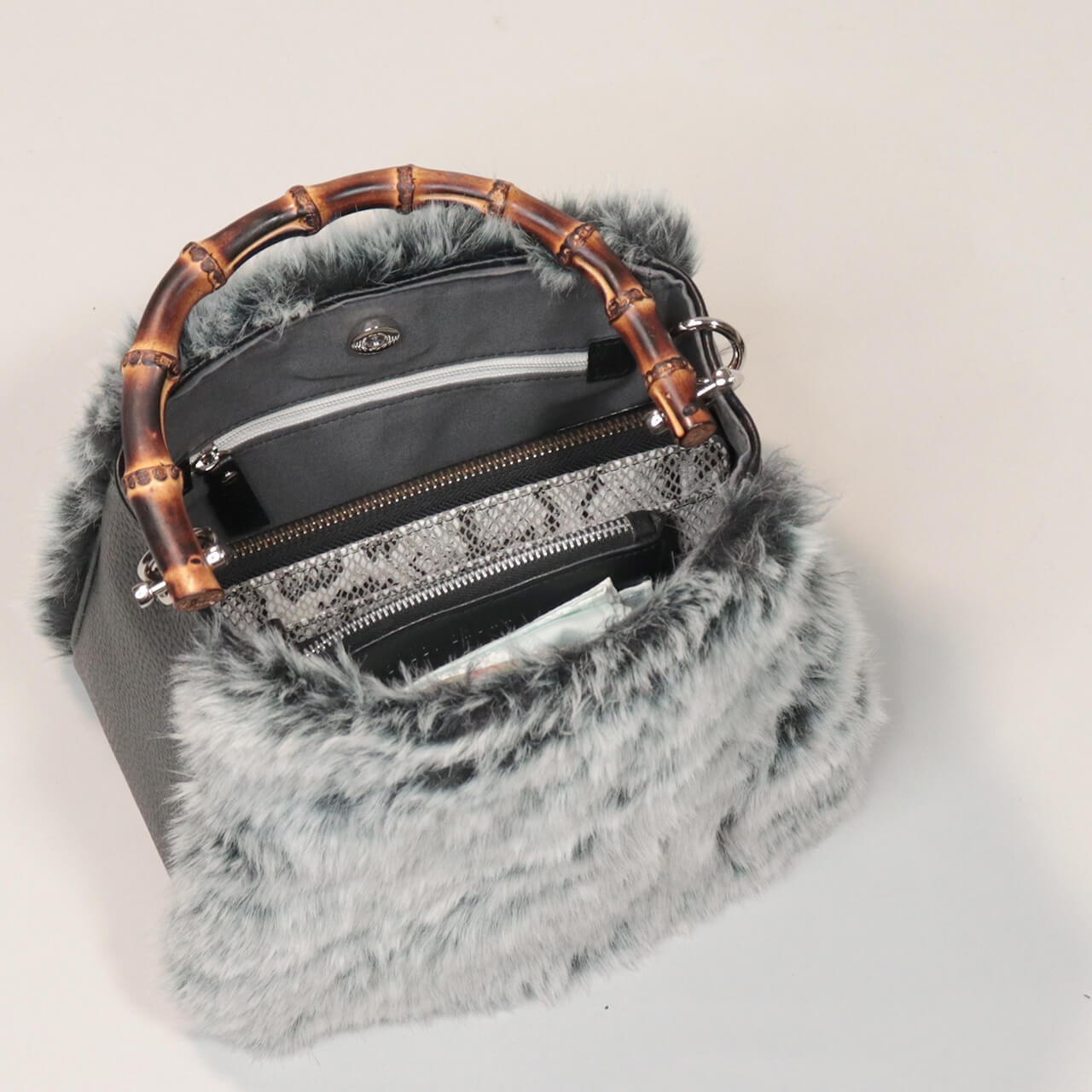 北欧柄の内布と仕分けしやすい内ポケット、ファスナーポケット付きのバッグ内部。長財布や小物を整理しやすいHOLLY・WEEKENDの収納力。