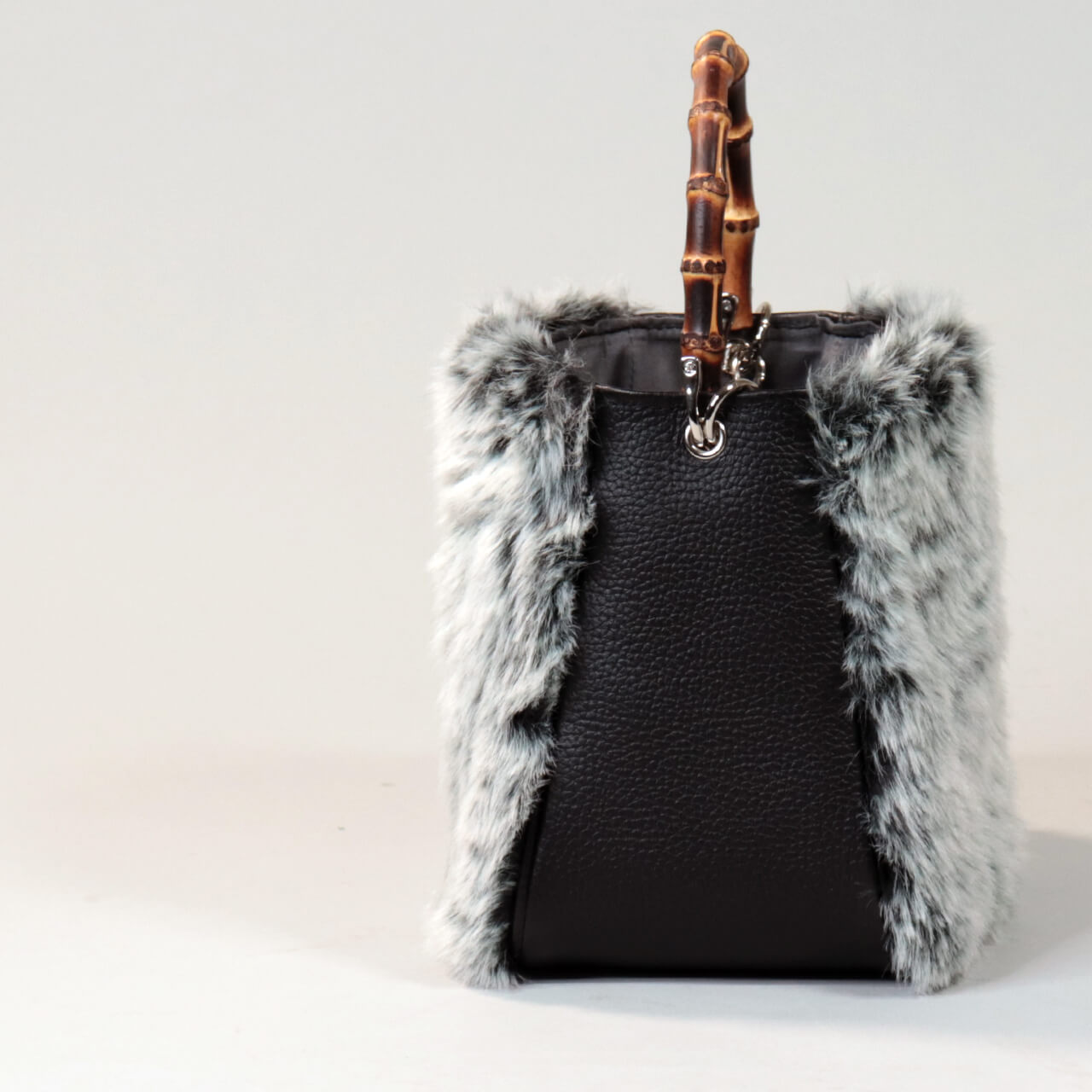 約13cmのマチ幅でしっかり自立する本革×ファーのミニトート【HOLLY・WEEKEND】側面。パイピング入りで型崩れしにくいHANEANT KOBEのレザーバッグ。