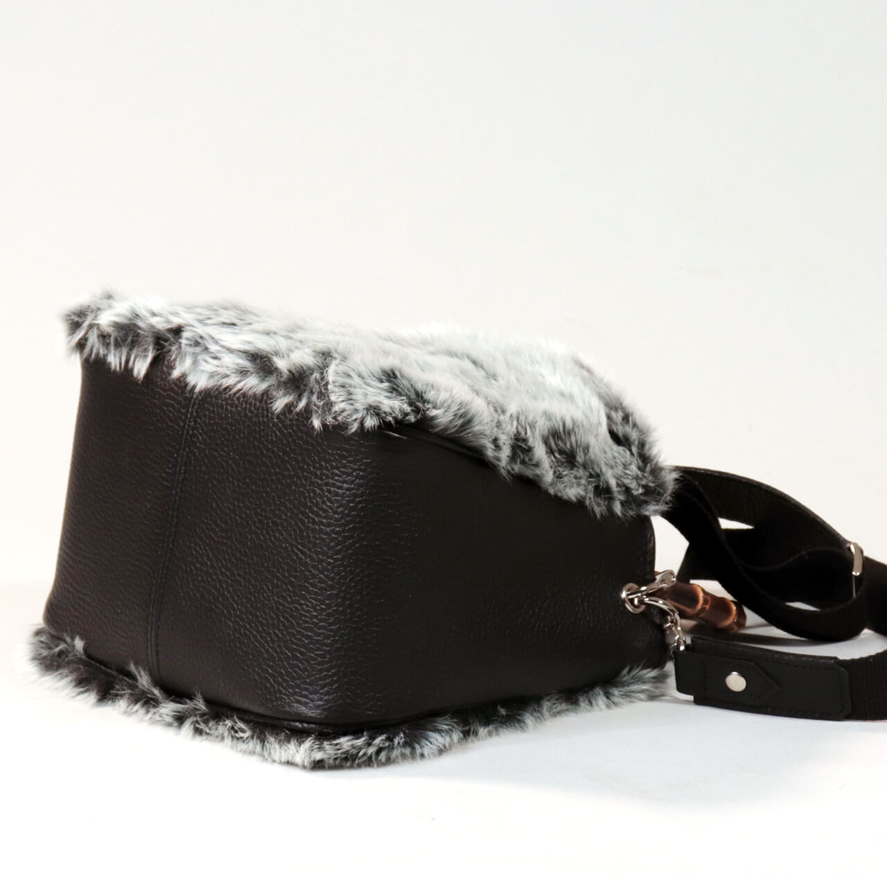 パイピング入りでしっかり自立する底面と広めのマチがわかる写真。荷物を入れても形が崩れにくい本革ファーミニトートバッグ。