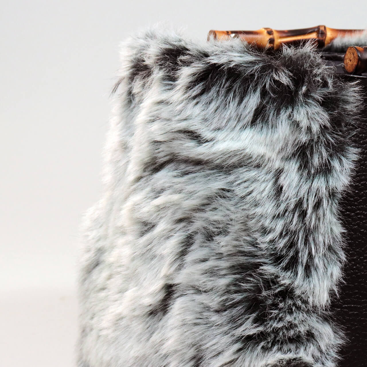 高密度でふわふわなグラデーションファーの毛並みアップ。光沢感とボリュームが冬コーデの主役になるHANEANT KOBEのファーバッグ。