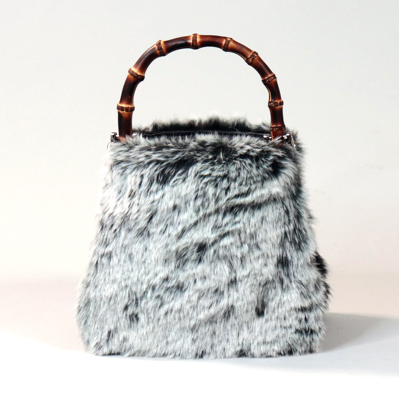 柔らかな自然光の中に置かれた本革×グラデーションファーの2WAYミニトート【HOLLY・WEEKEND】。冬のホリデーシーズンに映える大人のレザーバッグ、ハネアント神戸。