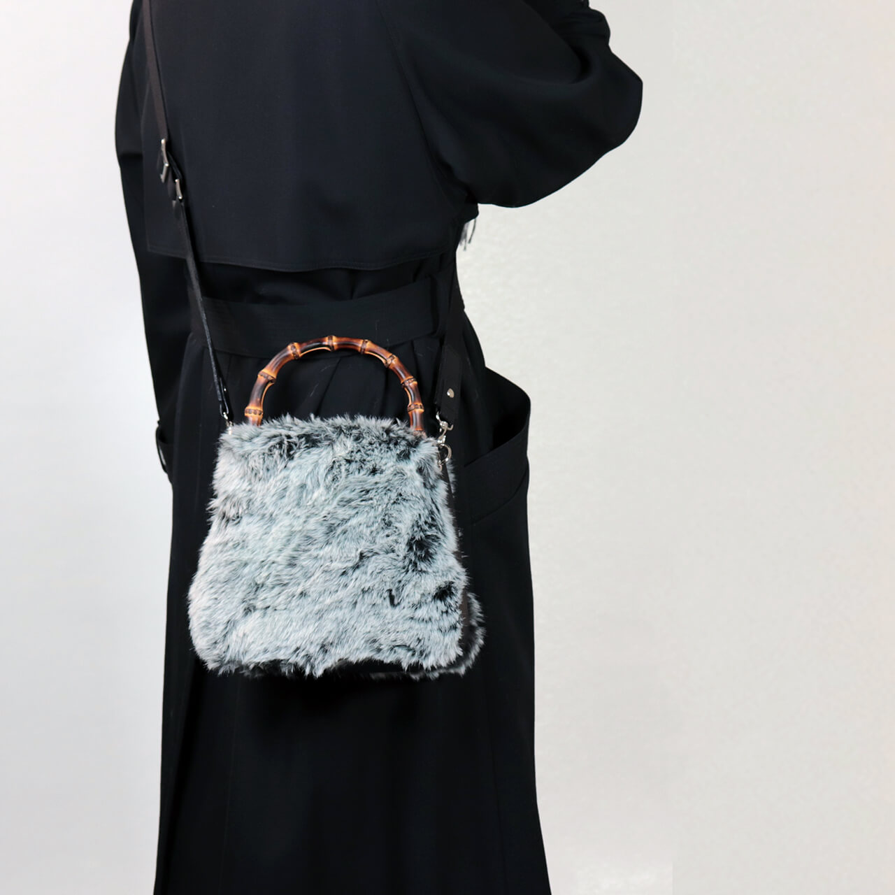 着物コーデに本革グラデーションファーの2WAYミニトート【HOLLY・WEEKEND】を合わせたスタイル。竹ハンドルが和装にもなじみ、お正月や初詣に使えるハネアント神戸の冬バッグ。