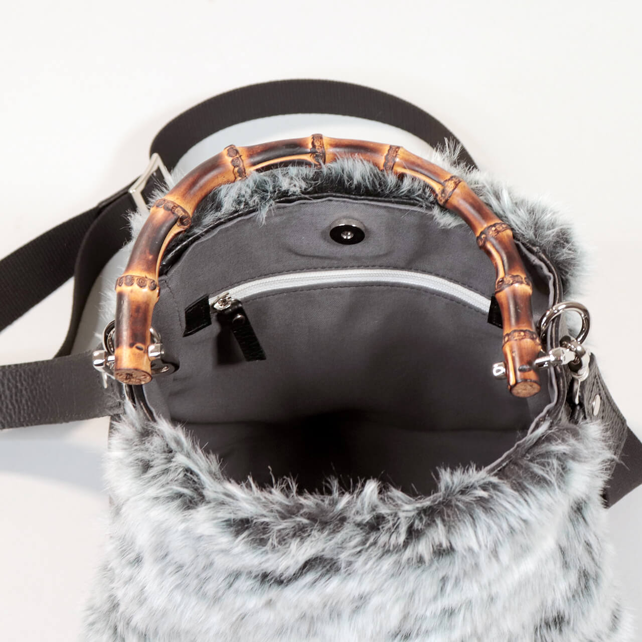 北欧柄の内布と仕分けしやすい内ポケット、ファスナーポケット付きのバッグ内部。長財布や小物を整理しやすいHOLLY・WEEKENDの収納力。