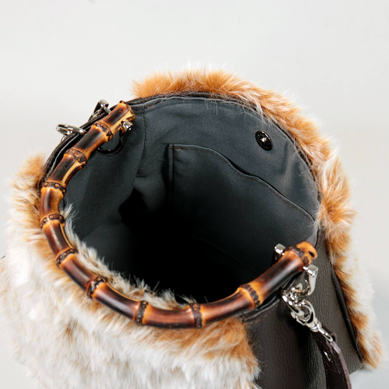 北欧柄の内布と仕分けしやすい内ポケット、ファスナーポケット付きのバッグ内部。長財布や小物を整理しやすいHOLLY・WEEKENDの収納力。