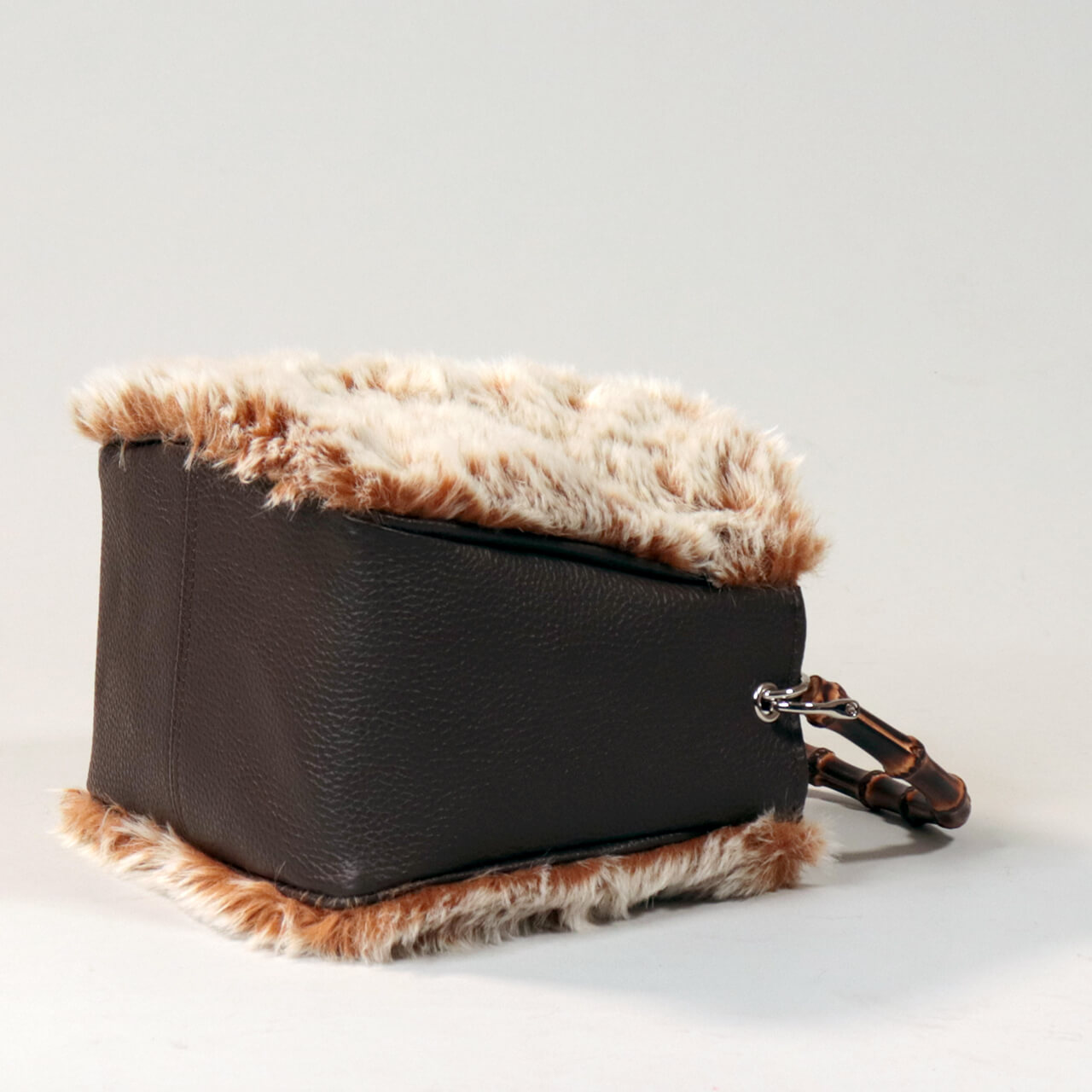 パイピング入りでしっかり自立する底面と広めのマチがわかる写真。荷物を入れても形が崩れにくい本革ファーミニトートバッグ。