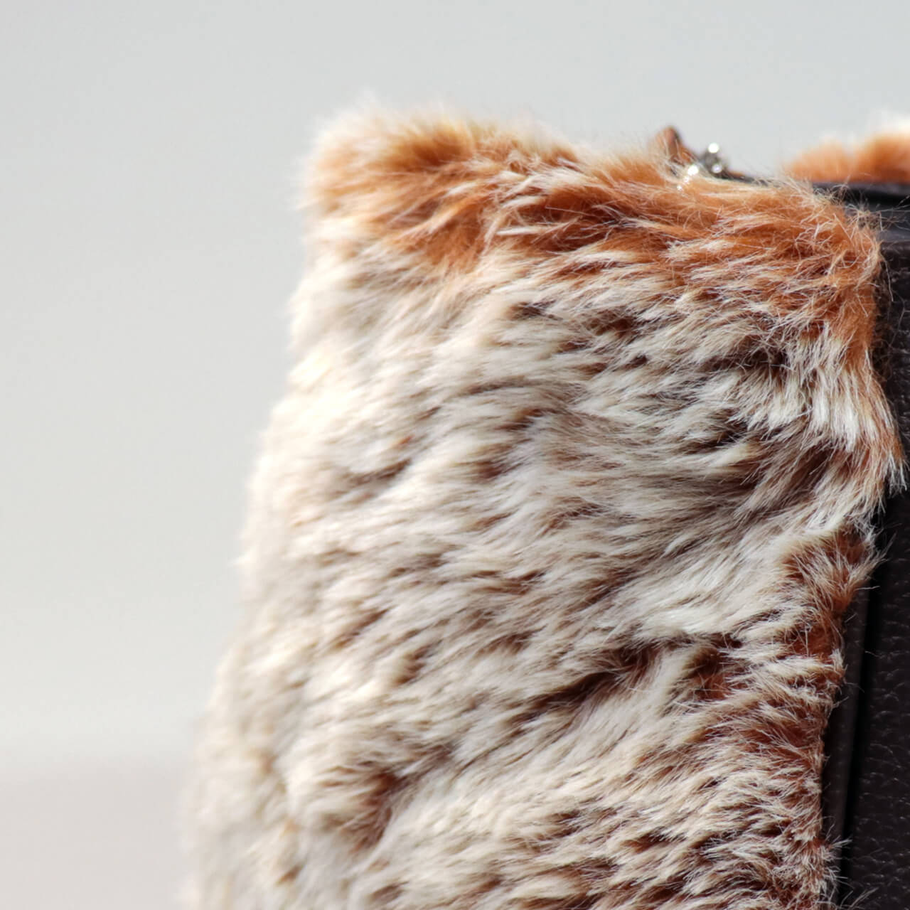 高密度でふわふわなグラデーションファーの毛並みアップ。光沢感とボリュームが冬コーデの主役になるHANEANT KOBEのファーバッグ。