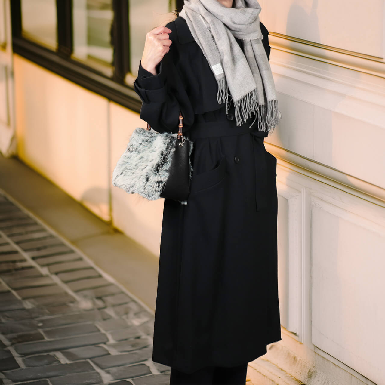 きれいめワンピーススタイルに本革×ファーの2WAYミニトート【HOLLY・WEEKEND】を合わせたコーデ。姫路レザーと竹ハンドルが冬のお出かけやホリデーシーズンに映えるHANEANT KOBEのバッグ。