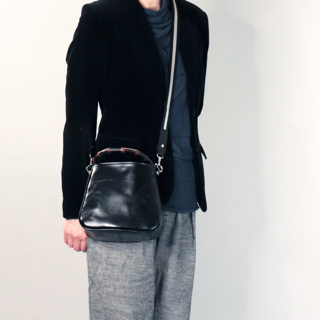 HANEANT KOBE「HOLLY」福袋セットの本革ミニトート（ブラック）竹ハンドル＆2WAYショルダーの着用イメージ